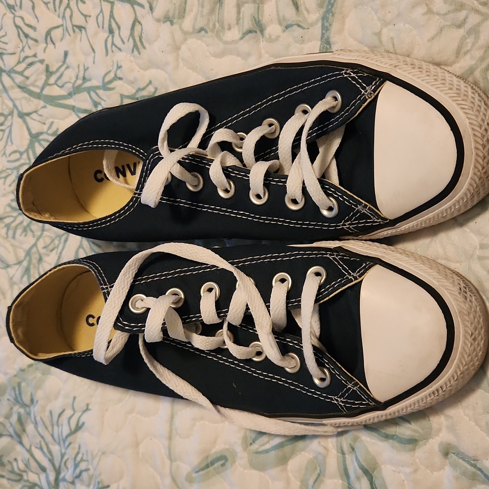 Converse navy blue low top all stars.